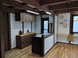 O様邸新築工事-キッチンに木製カップボード