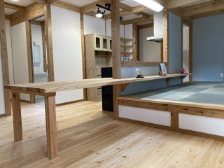 I様邸新築工事-造作カウンターテーブルと小上がりの畳スペースのあるLDK